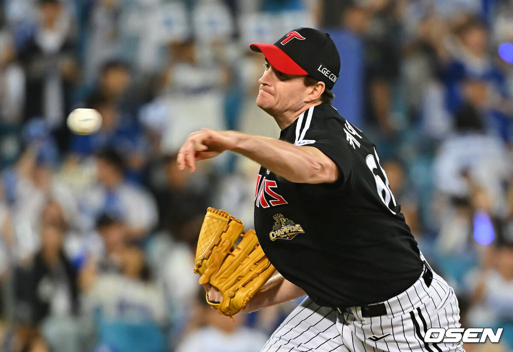 12일 대구삼성라이온즈파크에서 2026 신한 SOL KBO 리그 삼성 라이온즈와 LG 트윈스의 경기가 열렸다. 홈팀 삼성은 후라도가, 방문팀 LG는 톨허스트가 선발 출전했다. LG 트윈스 케네디가 역투하고 있다. 2026.09.12 / foto0307@osen.co.kr