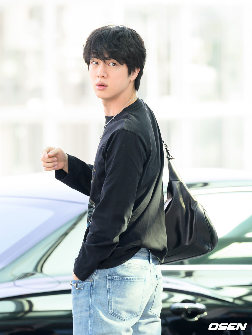 차량에서 내린 BTS 맏형 진