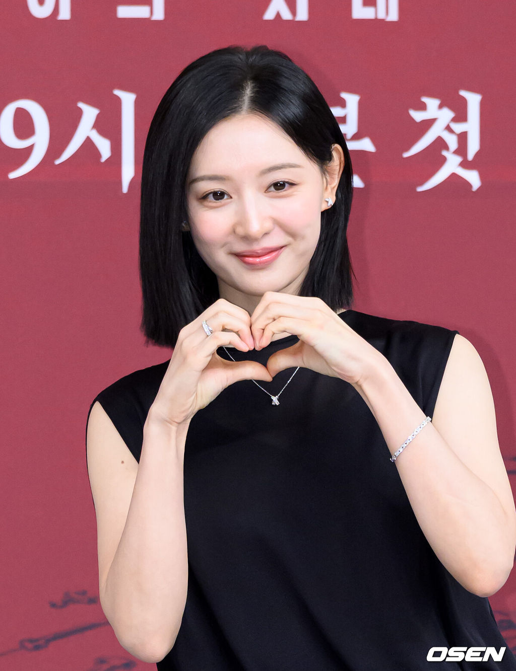 7일 오후 서울 목동SBS에서 SBS 금토드라마 ‘닥터X : 하얀 마피아의 시대’ 제작발표회가 열렸다.‘닥터X : 하얀 마피아의 시대’(연출 이정림, 극본 편성근, 제작 스튜디오S·스튜디오드래곤·하이지음스튜디오)는 실패도, 타협도 모르는 천재적인 수술 실력으로 거대한 부조리를 깨부수는 ‘수술방의 미친 계’, 닥터X 계수정의 활약을 그린 사이다 메디컬 느와르로 10월 9일 오후 9시 50분 첫 방송된다.배우 김지원이 포토타임을 가지고 있다. 2026.10.07 /sunday@osen.co.kr