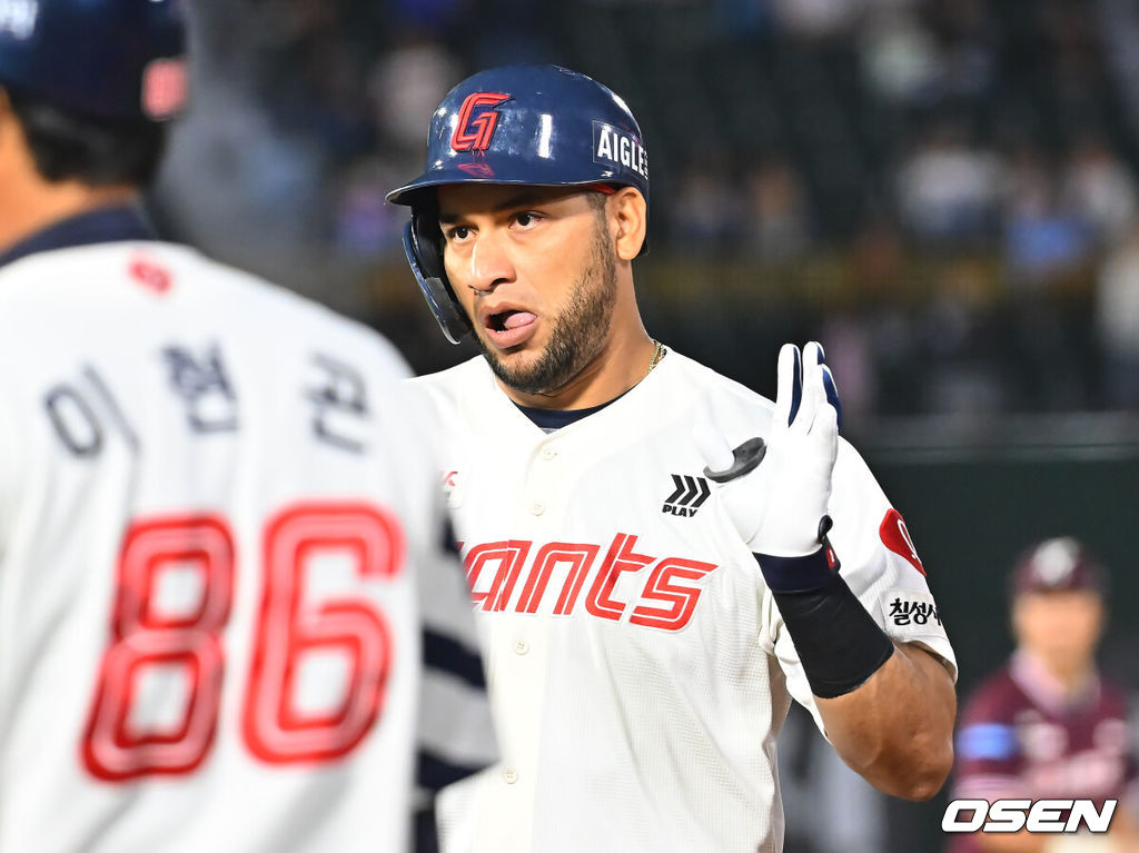 30일 부산 사직야구장에서 2026 신한 SOL KBO 리그 롯데 자이언츠와 키움 히어로즈의 경기가 열렸다. 홈팀 롯데는 로드리게스가, 방문팀 키움은 김성진이 선발 출전했다.롯데 자이언츠 레이예스가 3회말 무사 2루 좌익수 왼쪽 1타점 안타를 치고 세리머니를 하고 있다. 2026.09.30 / foto0307@osen.co.kr