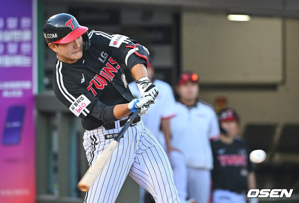 28일 부산 사직야구장에서 2026 신한 SOL KBO 리그 롯데 자이언츠와 LG 트윈스의 경기가 열렸다. 홈팀 롯데는 비슬리가, 방문팀 LG는 장현식이 선발 출전했다.LG 트윈스 문정빈이 5회초 2사 1,2루 좌익수 앞 1타점 안타를 치고 있다. 2026.06.28 / foto0307@osen.co.kr