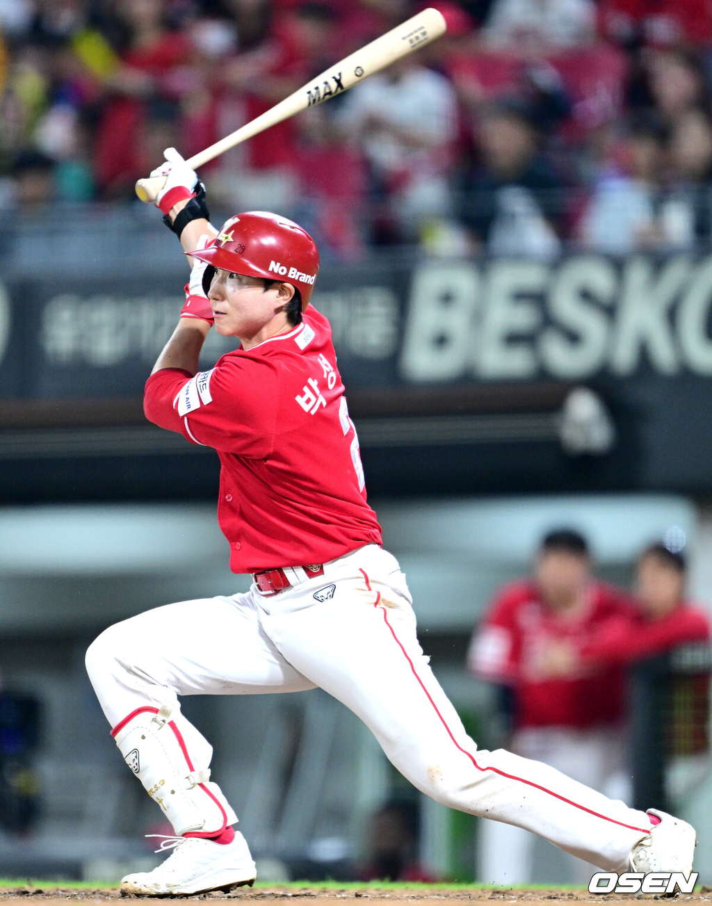 10일 광주-기아 챔피언스필드에서 ‘2026 신한 SOL Bank KBO리그’ KIA 타이거즈와 SSG 랜더스의 경기가 열렸다.홈팀 KIA는 시라카와 케이쇼, 방문팀 SSG는 최민준을 선발로 내세웠다.5회초 무사 1루 상황 SSG 박성한이 안타를 날리고 있다. 2026.10.10 / dreamer@osen.co.kr
