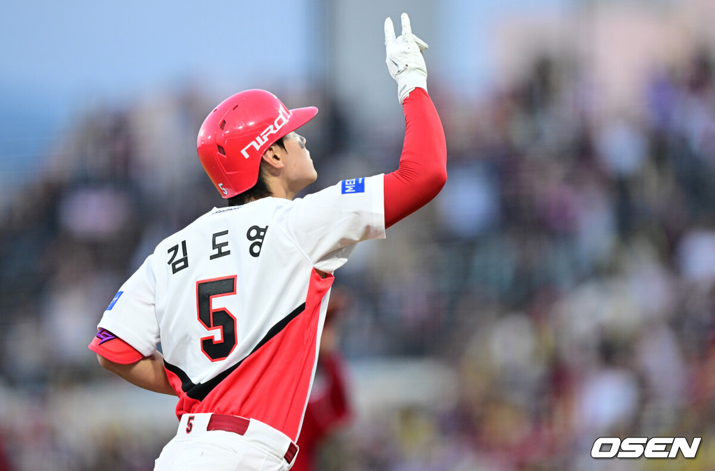 10일 광주-기아 챔피언스필드에서 ‘2026 신한 SOL Bank KBO리그’ KIA 타이거즈와 SSG 랜더스의 경기가 열렸다.홈팀 KIA는 시라카와 케이쇼, 방문팀 SSG는 최민준을 선발로 내세웠다.3회말 1사 1루 상황 KIA 김도영이 다시 앞서가는 좌중간 투런포를 날리고 그라운드를 돌며 기뻐하고 있다. 2026.10.10 / dreamer@osen.co.kr