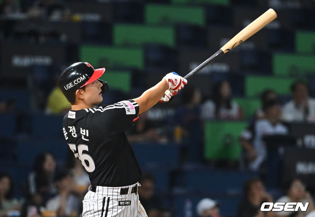 16일 창원NC파크에서 2026 신한 SOL KBO 리그 NC 다이노스와 LG 트윈스의 경기가 열렸다. 홈팀 NC는 클레빈저가, 방문팀 LG는 박시원이 선발 출전했다. LG 트윈스 문정빈이 9회초 무사 1,2루 좌중월 3점 홈런을 치고 있다. 2026.09.16 / foto0307@osen.co.kr