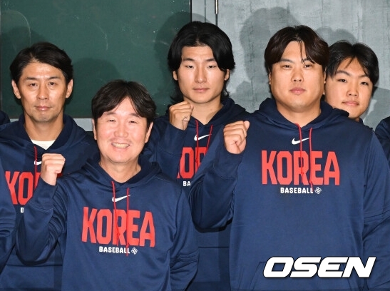 월드베이스볼클래식(WBC)에 출전한 한국 대표팀이 16일 인천국제공항을 통해 마이애미에서 귀국했다.한국은 C조 조별리그에서 일본, 대만, 호주, 체코 상대로 2승 2패(조 2위)를 거두며 2009년 이후 17년 만에 8강 진출에 성공했다. 그러나 도미니카공화국과의 8강전에서 0-10 7회 콜드게임 끝내기 패배로 대회를 마무리했다.류지현 감독, 노경은, 류현진, 문보경을 비롯한 야구대표팀이 포즈를 취하고 있다. 2026.03.16 /cej@osen.co.kr