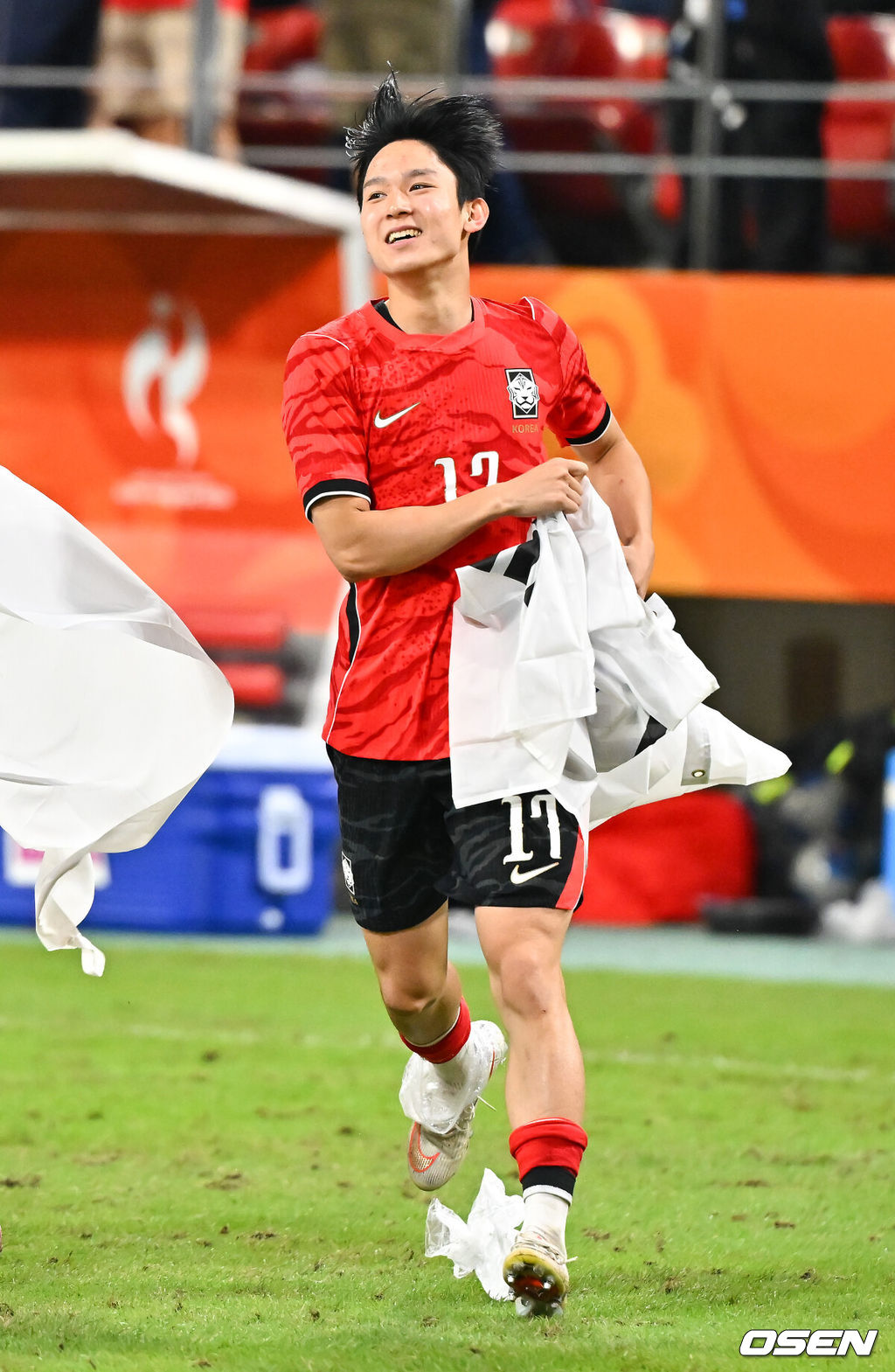 미쳤다! 엄지성(24, 스완지 시티)이 결승골로 한국축구를 살렸다. 이민성 감독이 이끄는 U23 남자축구대표팀은 3일 오후 7시 30분 도요타 스타디움에서 개최된 아이치-나고야 아시안게임 2026 결승전에서 엄지성의 결승골이 터져 숙적 일본을 1-0으로 제압했다. 경기종료 후 양민혁이 태극기를 들고 그라운드를 돌고 있다.   2026.10.03 /  soul1014@osen.co.kr