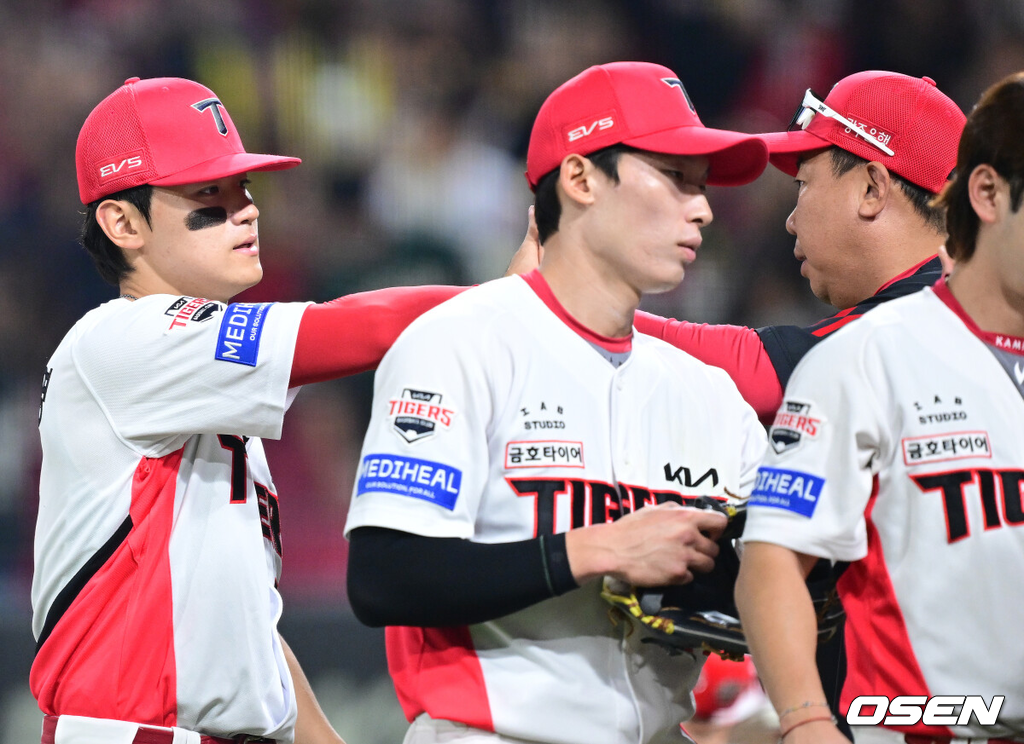 10일 광주-기아 챔피언스필드에서 ‘2026 신한 SOL Bank KBO리그’ KIA 타이거즈와 SSG 랜더스의 경기가 열렸다.홈팀 KIA는 시라카와 케이쇼, 방문팀 SSG는 최민준을 선발로 내세웠다.경기를 마치고 승리한 KIA 이범호 감독과 김도영이 인사를 나누고 있다. 2026.10.10 / dreamer@osen.co.kr