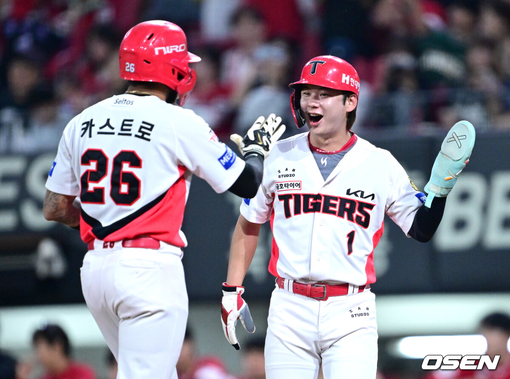 10일 광주-기아 챔피언스필드에서 ‘2026 신한 SOL Bank KBO리그’ KIA 타이거즈와 SSG 랜더스의 경기가 열렸다.홈팀 KIA는 시라카와 케이쇼, 방문팀 SSG는 최민준을 선발로 내세웠다.5회말 2사 1, 2루 상황 KIA 카스트로가 달아나는 우월 스리런포를 날리고 홈을 밟으며 박정우와 인사를 나누고 있다. 2026.10.10 / dreamer@osen.co.kr