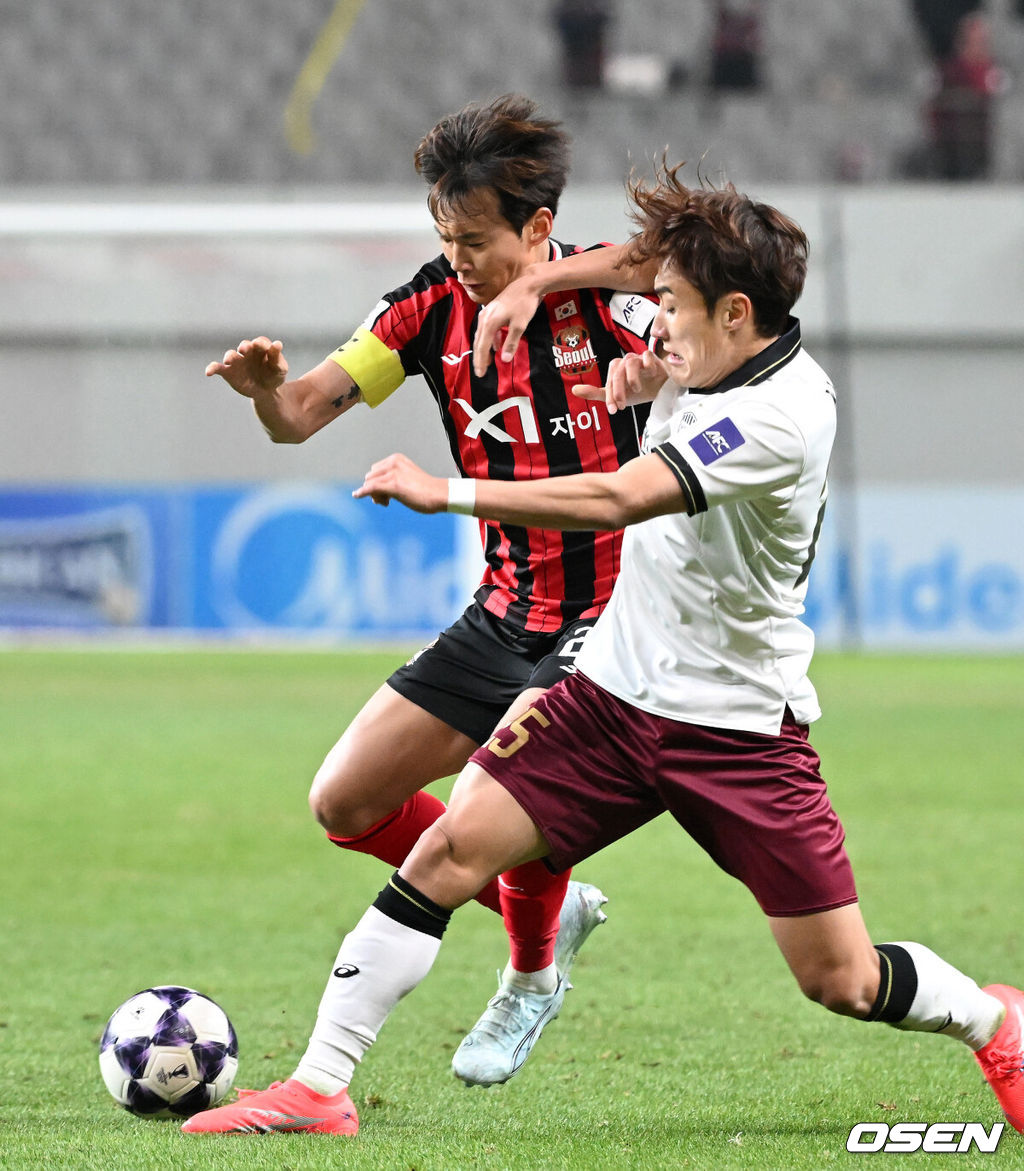 후이즈가 페널티킥을 실축한 서울이 비셀 고베에 패했다. FC 서울은 4일 서울월드컵경기장에서 2025-2026 아시아축구연맹(AFC) 챔피언스리그 엘리트 16강 1차전서 비셀 고베(일본)에 0-1로 패했다.후반 FC서울 김진수가 드리블 돌파를 하고 있다. 2026.03.04 /sunday@osen.co.kr