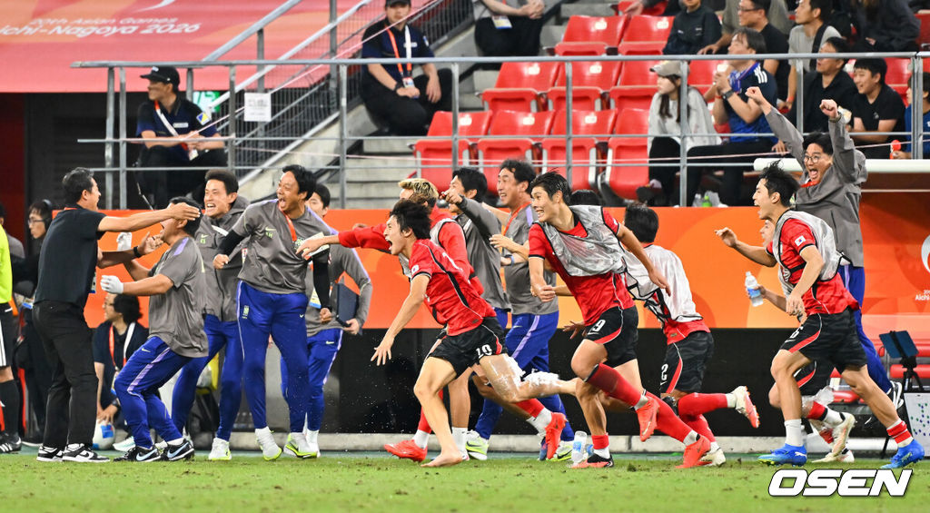 미쳤다! 엄지성(24, 스완지 시티)이 결승골로 한국축구를 살렸다. 이민성 감독이 이끄는 U23 남자축구대표팀은 3일 오후 7시 30분 나고야 스타디움에서 개최된 아이치-나고야 아시안게임 2026 결승전에서 엄지성의 결승골이 터져 숙적 일본을 1-0으로 제압했다. 경기종료 후 축구대표팀이 기뻐하고 있다.    2026.10.03 /  soul1014@osen.co.kr