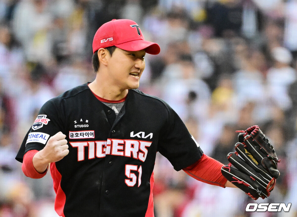10일 광주-기아 챔피언스필드에서 ‘2026 신한 SOL Bank KBO리그’ KIA 타이거즈와 SSG 랜더스의 경기가 열렸다.홈팀 KIA는 시라카와 케이쇼, 방문팀 SSG는 최민준을 선발로 내세웠다.9회초 마운드에 올라 경기를 마무리지은 KIA 투수 전상현과 포수 김태군이 인사를 나누고 있다. 2026.10.10 / dreamer@osen.co.kr