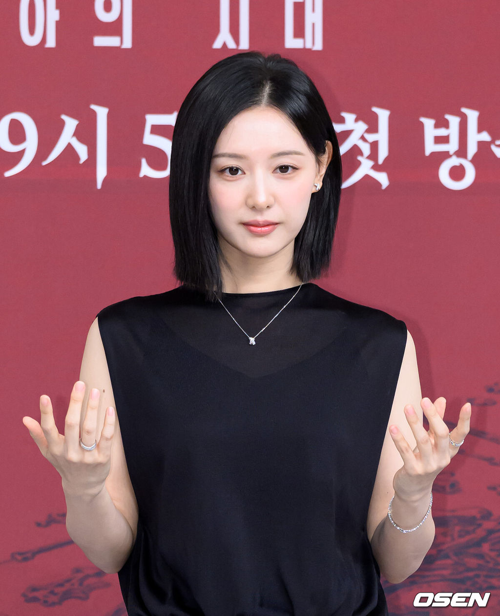 7일 오후 서울 목동SBS에서 SBS 금토드라마 ‘닥터X : 하얀 마피아의 시대’ 제작발표회가 열렸다.‘닥터X : 하얀 마피아의 시대’(연출 이정림, 극본 편성근, 제작 스튜디오S·스튜디오드래곤·하이지음스튜디오)는 실패도, 타협도 모르는 천재적인 수술 실력으로 거대한 부조리를 깨부수는 ‘수술방의 미친 계’, 닥터X 계수정의 활약을 그린 사이다 메디컬 느와르로 10월 9일 오후 9시 50분 첫 방송된다.배우 김지원이 포토타임을 가지고 있다. 2026.10.07 /sunday@osen.co.kr