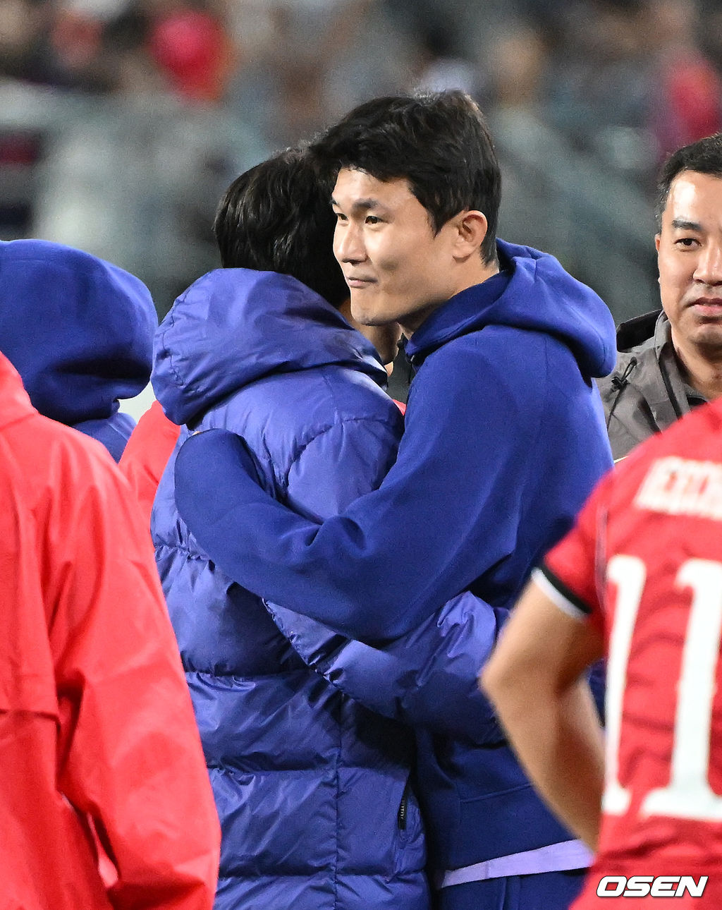 한국축구에 역사적인 날이다. 손흥민(34, LAFC)이 전설 차범근의 A매치 최다골 기록을 넘었다. 로베르트 모레노 감독이 이끄는 대한민국 축구대표팀은 6일 오후 8시 용인미르스타디움에서 개최되는 친선전에서 우즈베키스탄을 상대로 손흥민의 선제골과 오세훈의 추가골이 터져 2-0 완승을 거뒀다. 경기 종료 후 대한민국 김민재, 손흥민이 승리의 기쁨을 나누고 있다. 2026.10.06 /sunday@osen.co.kr