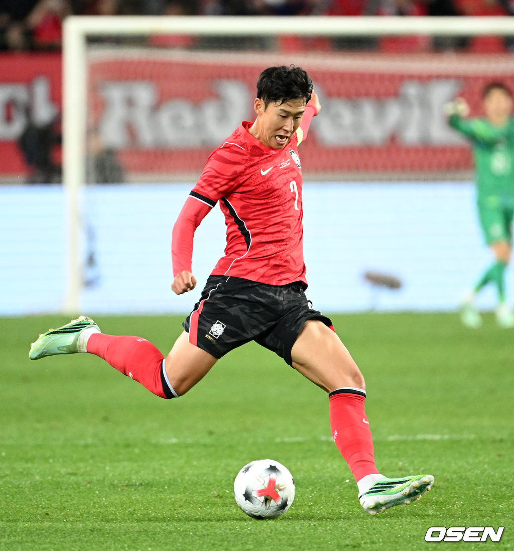 한국축구에 역사적인 날이다. 손흥민(34, LAFC)이 전설 차범근의 A매치 최다골 기록을 넘었다. 로베르트 모레노 감독이 이끄는 대한민국 축구대표팀은 6일 오후 8시 용인미르스타디움에서 개최되는 친선전에서 우즈베키스탄을 상대로 손흥민의 선제골과 오세훈의 추가골이 터져 2-0 완승을 거뒀다. 전반 대한민국 손흥민이 패스를 하고 있다. 2026.10.06 /sunday@osen.co.kr