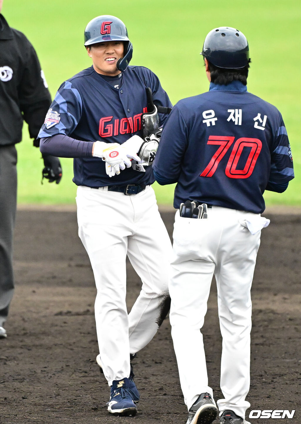 2일 일본 오키나와 구시카와 구장에서 롯데 자이언츠와 한화이글스의 스프링캠프 연습게임이 열렸다.9회말 1사 롯데 오선진이 2루타를 날린 후 미소를 짓고 있다. 2024.03.02 /cej@osen.co.kr