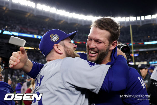 [사진] LA 다저스 맥스 먼시와 클레이튼 커쇼가 2024 월드시리즈 우승 후 포옹을 하고 있다. ⓒGettyimages(무단전재 및 재배포 금지)