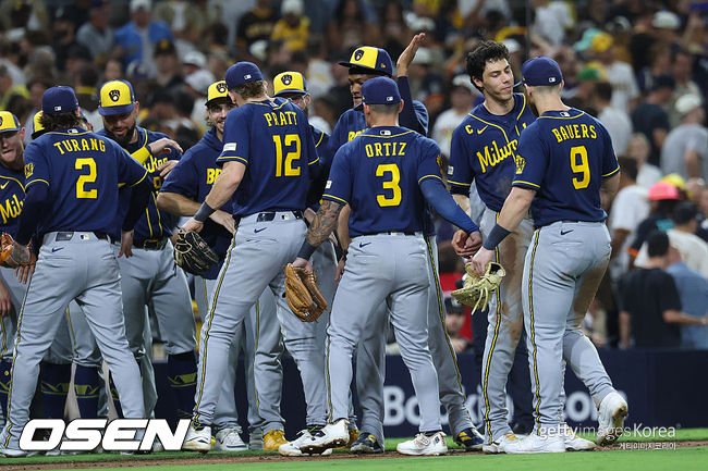 [사진] 밀워키 선수들이 NLCS 진출 확정 후 기뻐하고 있다. ⓒGettyimages(무단전재 및 재배포 금지)
