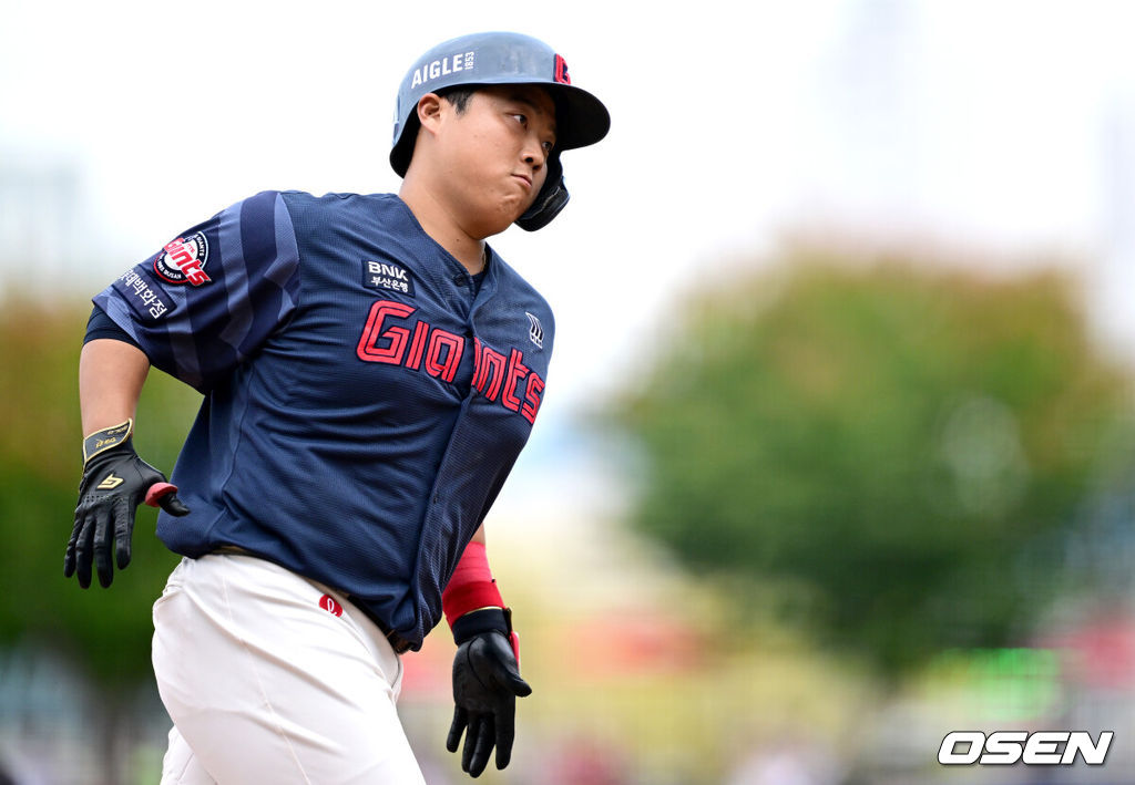 11일 광주-기아 챔피언스필드에서 ‘2026 신한 SOL Bank KBO리그’ KIA 타이거즈와 롯데 자이언츠의 경기가 열렸다.홈팀 KIA는 아담 올러, 방문팀 롯데는 김진욱을 선발로 내세웠다.6회초 2사 만루 상황 롯데 한동희가 중월 만루포를 터트리고 그라운드를 돌며 기뻐하고 있다. 2026.10.11 / dreamer@osen.co.kr