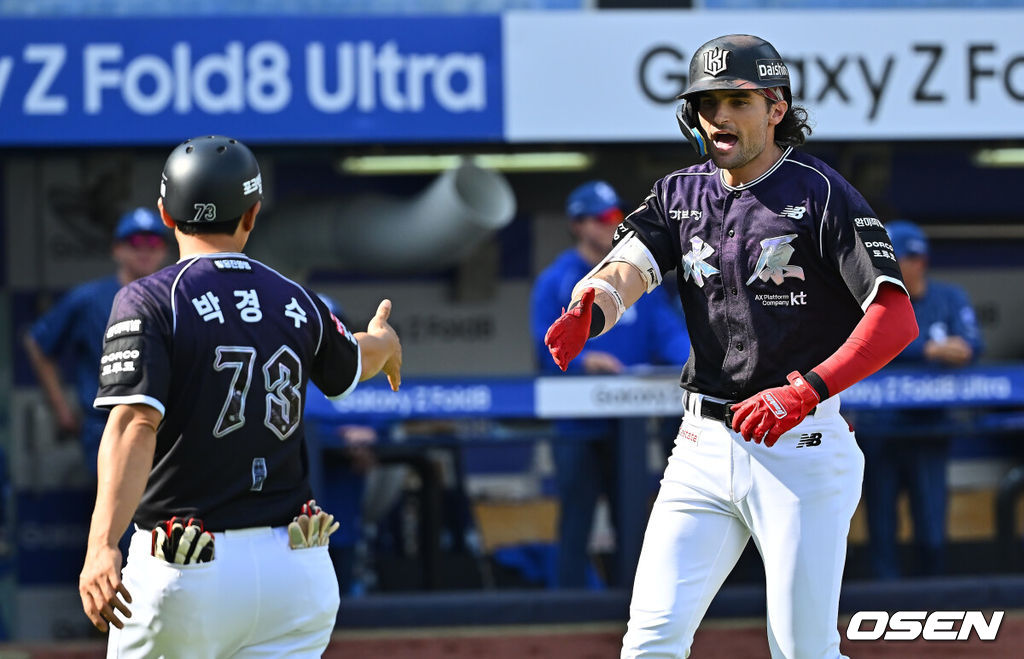 11일 대구삼성라이온즈파크에서 2026 신한 SOL KBO 리그 삼성 라이온즈와 KT 위즈의 경기가 열렸다. 홈팀 삼성은 후라도가, 방문팀 KT는 고영표가 선발 출전했다. KT 위즈 힐리어드가 2회초 좌중월 동점 솔로 홈런을 치고 세리머니를 하고 있다. 2026.10.11 / foto0307@osen.co.kr