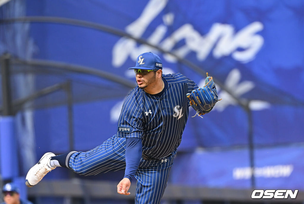 11일 대구삼성라이온즈파크에서 2026 신한 SOL KBO 리그 삼성 라이온즈와 KT 위즈의 경기가 열렸다. 홈팀 삼성은 후라도가, 방문팀 KT는 고영표가 선발 출전했다. 삼성 라이온즈 선발 투수 후라도가 역투하고 있다. 2026.10.11 / foto0307@osen.co.kr