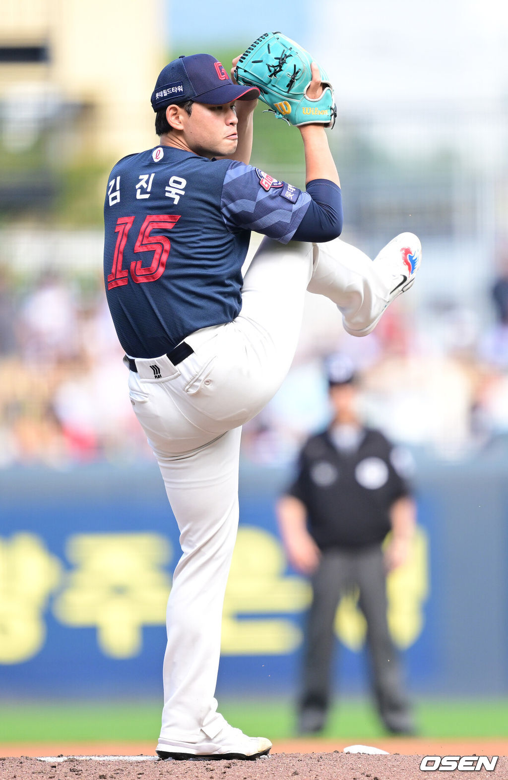 11일 광주-기아 챔피언스필드에서 ‘2026 신한 SOL Bank KBO리그’ KIA 타이거즈와 롯데 자이언츠의 경기가 열렸다.홈팀 KIA는 아담 올러, 방문팀 롯데는 김진욱을 선발로 내세웠다.1회말 롯데 선발 김진욱이 힘차게 공을 뿌리고 있다. 2026.10.11 / dreamer@osen.co.kr