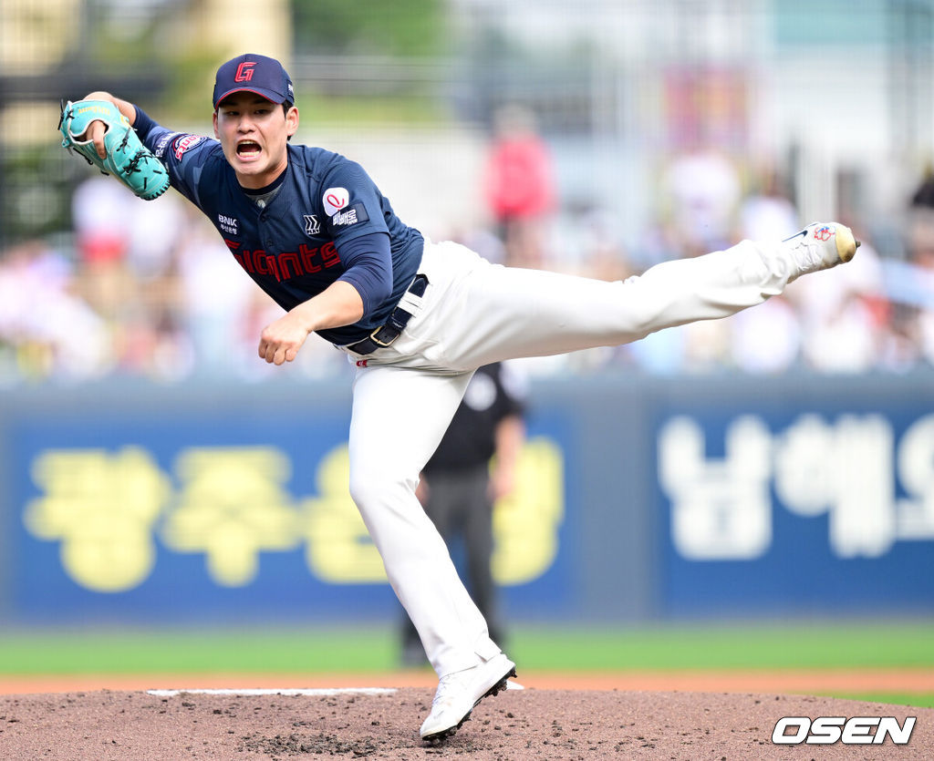 11일 광주-기아 챔피언스필드에서 ‘2026 신한 SOL Bank KBO리그’ KIA 타이거즈와 롯데 자이언츠의 경기가 열렸다.홈팀 KIA는 아담 올러, 방문팀 롯데는 김진욱을 선발로 내세웠다.1회말 롯데 선발 김진욱이 힘차게 공을 뿌리고 있다. 2026.10.11 / dreamer@osen.co.kr