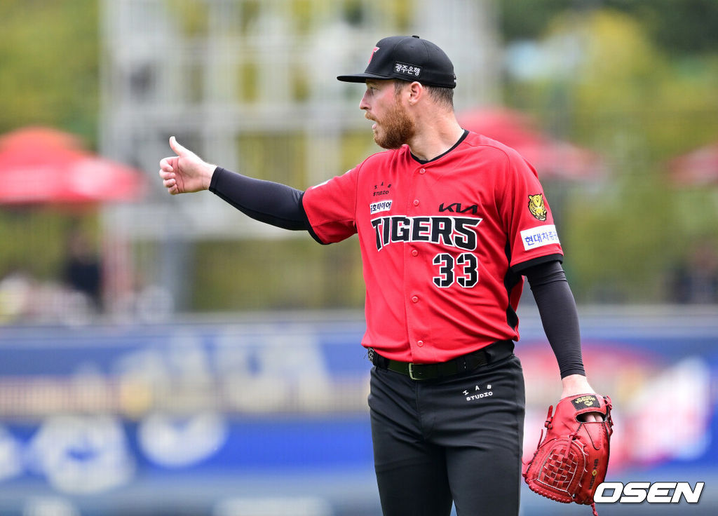 11일 광주-기아 챔피언스필드에서 ‘2026 신한 SOL Bank KBO리그’ KIA 타이거즈와 롯데 자이언츠의 경기가 열렸다.홈팀 KIA는 아담 올러, 방문팀 롯데는 김진욱을 선발로 내세웠다.4회초 무사 선두타자로 나선 롯데 나승엽의 외야 뜬공 때 KIA 선발 아담 올러가 타구를 잡아낸 중견수 김호령에게 인사를 전하고 있다. 2026.10.11 / dreamer@osen.co.kr