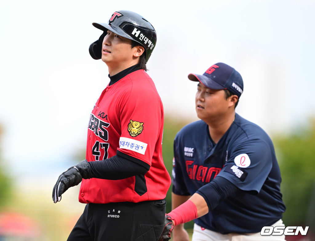 11일 광주-기아 챔피언스필드에서 ‘2026 신한 SOL Bank KBO리그’ KIA 타이거즈와 롯데 자이언츠의 경기가 열렸다.홈팀 KIA는 아담 올러, 방문팀 롯데는 김진욱을 선발로 내세웠다.4회말 2사 1, 3루 상황 KIA 김태군 타석 때 3루 주자 나성범이 런다운 플레이에 걸려 롯데 3루수 한동희에게 태그 아웃 되고 있다. 2026.10.11 / dreamer@osen.co.kr
