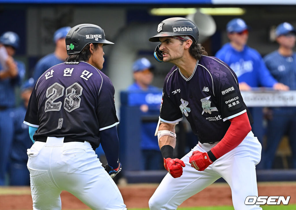 11일 대구삼성라이온즈파크에서 2026 신한 SOL KBO 리그 삼성 라이온즈와 KT 위즈의 경기가 열렸다. 홈팀 삼성은 후라도가, 방문팀 KT는 고영표가 선발 출전했다. KT 위즈 힐리어드가 3회초 1사 1,2루 좌월 3점 홈런을 치고 안현민과 세리머니를 하고 있다. 2026.10.11 / foto0307@osen.co.kr