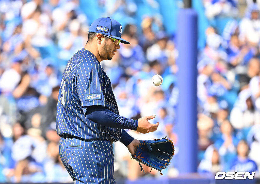11일 대구삼성라이온즈파크에서 2026 신한 SOL KBO 리그 삼성 라이온즈와 KT 위즈의 경기가 열렸다. 홈팀 삼성은 후라도가, 방문팀 KT는 고영표가 선발 출전했다. 삼성 라이온즈 후라도가 2회초 KT 위즈 힐리어드에게 좌중월 동점 솔로 홈런을 맞고 아쉬워하고 있다. 2026.10.11 / foto0307@osen.co.kr