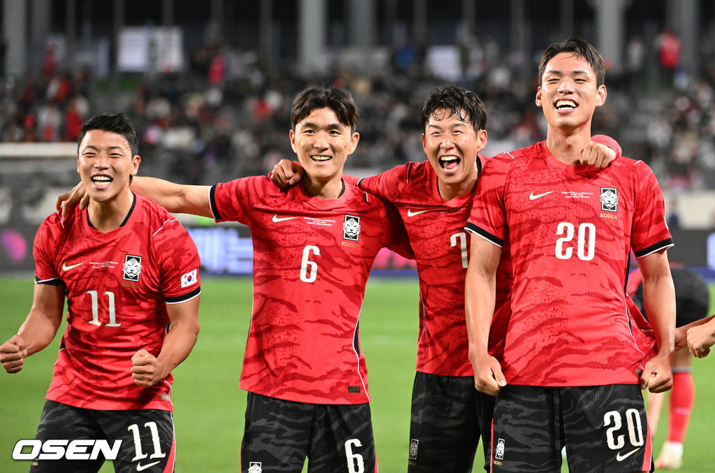 한국축구에 역사적인 날이다. 손흥민(34, LAFC)이 전설 차범근의 A매치 최다골 기록을 넘었다. 로베르트 모레노 감독이 이끄는 대한민국 축구대표팀은 6일 오후 8시 용인미르스타디움에서 개최되는 친선전에서 우즈베키스탄을 상대로 손흥민의 선제골과 오세훈의 추가골이 터져 2-0 완승을 거뒀다. 후반 대한민국 오세훈이 팀의 두 번째 골을 성공시키고 환호하고 있다. 2026.10.06 /sunday@osen.co.kr