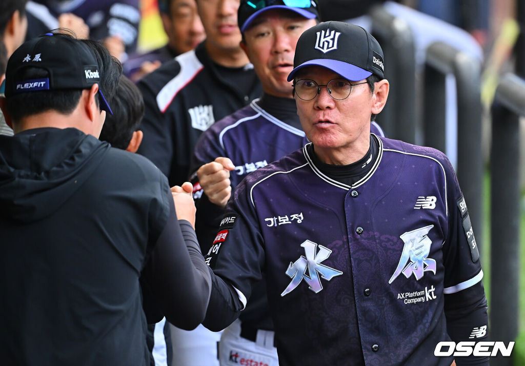 11일 대구삼성라이온즈파크에서 2026 신한 SOL KBO 리그 삼성 라이온즈와 KT 위즈의 경기가 열렸다. 홈팀 삼성은 후라도가, 방문팀 KT는 고영표가 선발 출전했다. KT 위즈 이강철 감독이 삼성 라이온즈에 12-3으로 승리한 후 하이파이브를 하고 있다. 2026.10.11 / foto0307@osen.co.kr