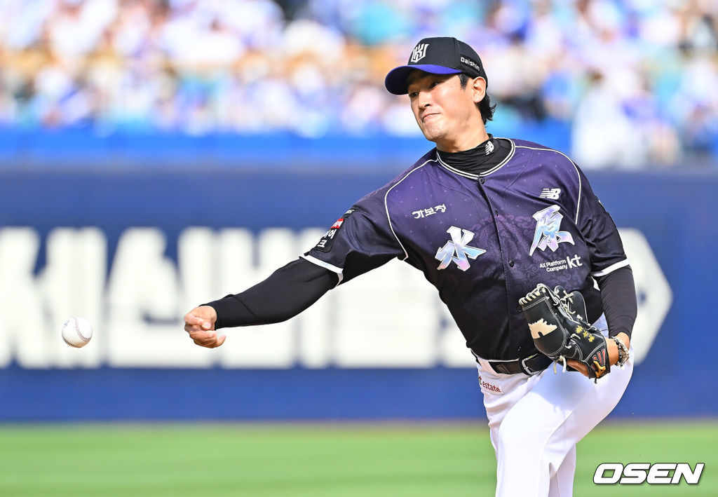 11일 대구삼성라이온즈파크에서 2026 신한 SOL KBO 리그 삼성 라이온즈와 KT 위즈의 경기가 열렸다. 홈팀 삼성은 후라도가, 방문팀 KT는 고영표가 선발 출전했다. KT 위즈 선발 투수 고영표가 역투하고 있다. 2026.10.11 / foto0307@osen.co.kr