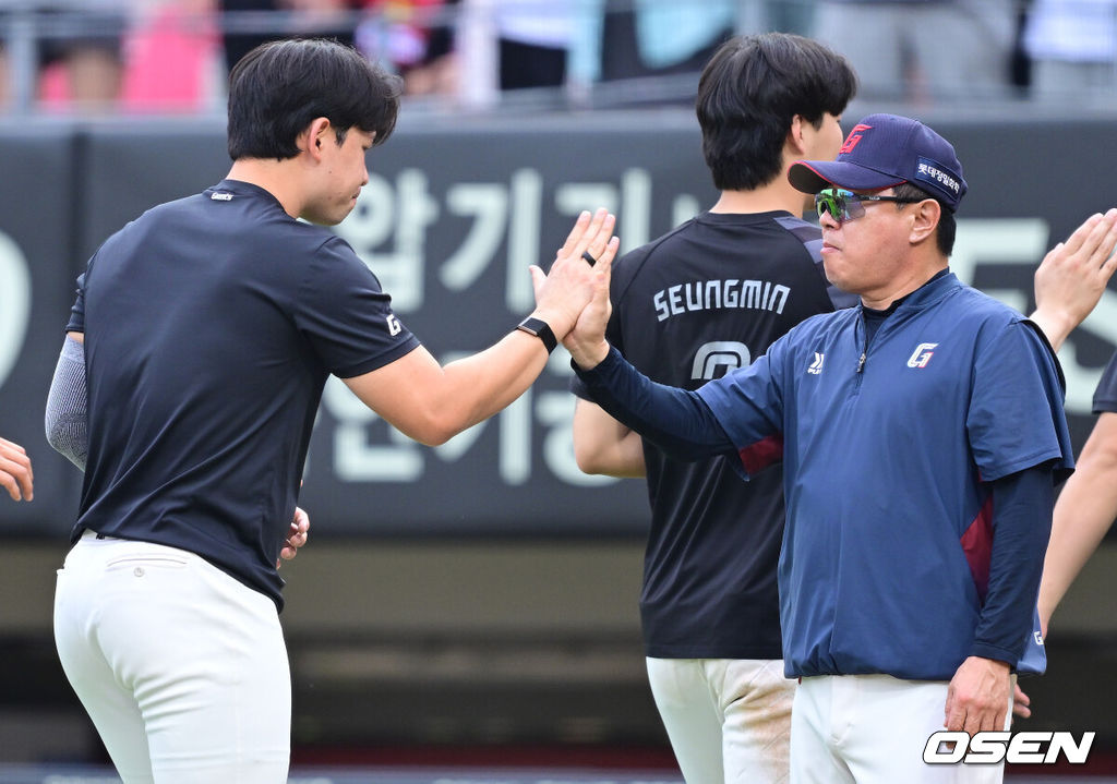 결국 정규시즌 3위, 준플레이오프 직행팀은 최종전에서 정해지게 됐다. KIA가 충격의 완패를 당하면서 정규시즌 3위 확정에 실패했다. 롯데 자이언츠가 제대로 발목을 잡았다. 롯데는 11일 광주-KIA 챔피언스필드에서 열린 ‘2026 신한 SOL KBO리그’ 정규시즌 KIA 타이거즈와의 경기에서 4-1로 승리를 거뒀다. KIA는 이날 패하면서 3위 확보 기회를 놓쳤다. 결국 12일 LG 트윈스와의 최종전에서 준플레이오프 직행 티켓을 놓고 다퉈야 한다.경기를 마치고 승리투수 롯데 김진욱과 김태형 감독이 인사를 나누고 있다. 2026.10.11 / dreamer@osen.co.kr