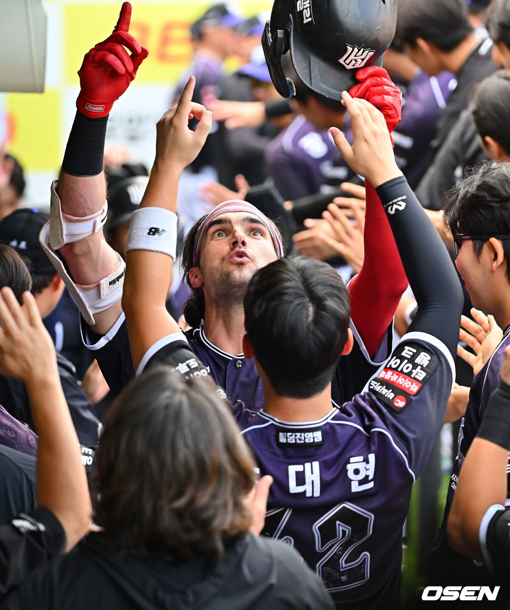 11일 대구삼성라이온즈파크에서 2026 신한 SOL KBO 리그 삼성 라이온즈와 KT 위즈의 경기가 열렸다. 홈팀 삼성은 후라도가, 방문팀 KT는 고영표가 선발 출전했다. KT 위즈 힐리어드가 3회초 1사 1,2루 좌월 3점 홈런을 치고 세리머니를 하고 있다. 2026.10.11 / foto0307@osen.co.kr
