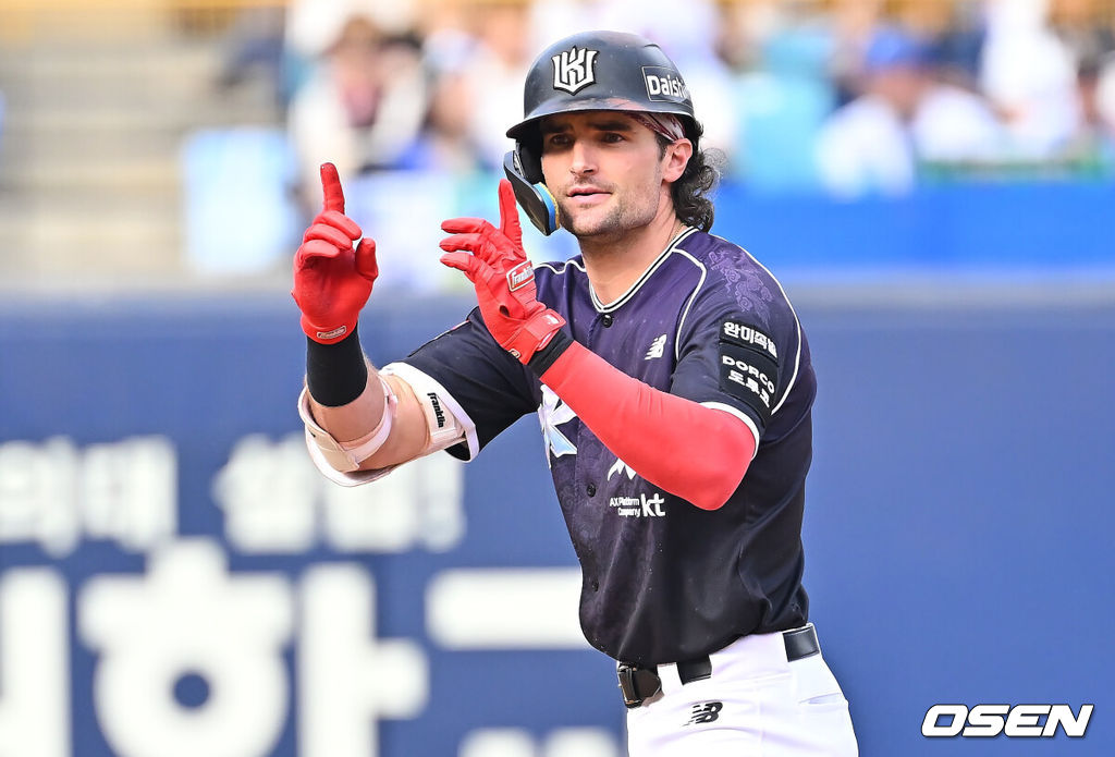 11일 대구삼성라이온즈파크에서 2026 신한 SOL KBO 리그 삼성 라이온즈와 KT 위즈의 경기가 열렸다. 홈팀 삼성은 후라도가, 방문팀 KT는 고영표가 선발 출전했다. KT 위즈 힐리어드가 5회초 2사 1,3루 우중간 1타점 2루타를 치고 세리머니를 하고 있다. 2026.10.11 / foto0307@osen.co.kr