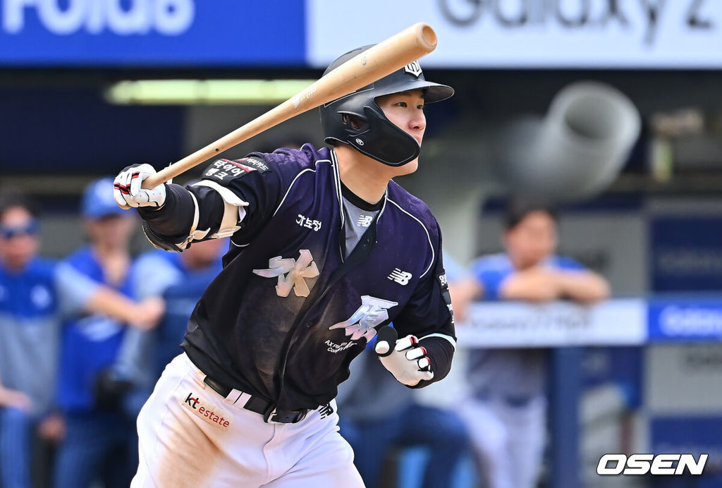 11일 대구삼성라이온즈파크에서 2026 신한 SOL KBO 리그 삼성 라이온즈와 KT 위즈의 경기가 열렸다. 홈팀 삼성은 후라도가, 방문팀 KT는 고영표가 선발 출전했다. KT 위즈 최원준이 9회초 무사 1루 우익수 왼쪽 앞 안타를 치고 있다. 2026.10.11 / foto0307@osen.co.kr