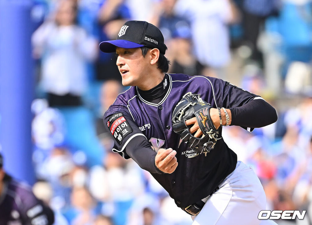 11일 대구삼성라이온즈파크에서 2026 신한 SOL KBO 리그 삼성 라이온즈와 KT 위즈의 경기가 열렸다. 홈팀 삼성은 후라도가, 방문팀 KT는 고영표가 선발 출전했다. KT 위즈 선발 투수 고영표가 역투하고 있다. 2026.10.11 / foto0307@osen.co.kr