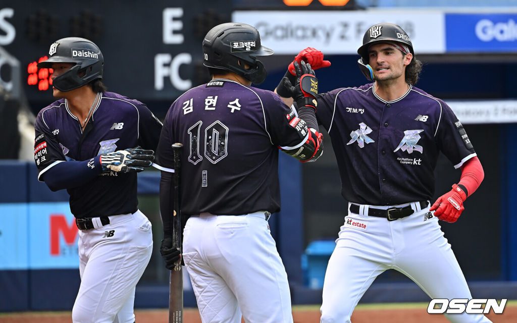11일 대구삼성라이온즈파크에서 2026 신한 SOL KBO 리그 삼성 라이온즈와 KT 위즈의 경기가 열렸다. 홈팀 삼성은 후라도가, 방문팀 KT는 고영표가 선발 출전했다. KT 위즈 힐리어드가 3회초 1사 1,2루 좌월 3점 홈런을 치고 하이파이브를 하고 있다. 2026.10.11 / foto0307@osen.co.kr