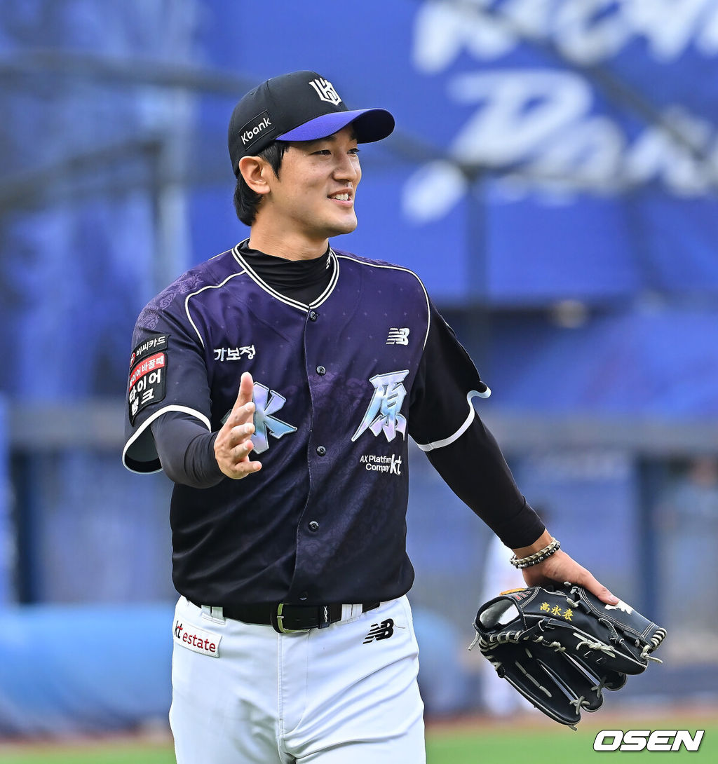 11일 대구삼성라이온즈파크에서 2026 신한 SOL KBO 리그 삼성 라이온즈와 KT 위즈의 경기가 열렸다. 홈팀 삼성은 후라도가, 방문팀 KT는 고영표가 선발 출전했다. KT 위즈 고영표가 5회말 2사 1루 삼성 라이온즈 김지찬의 직선 타구를 잡아 아웃시킨 오윤석과 하이파이브를 하고 있다. 2026.10.11 / foto0307@osen.co.kr