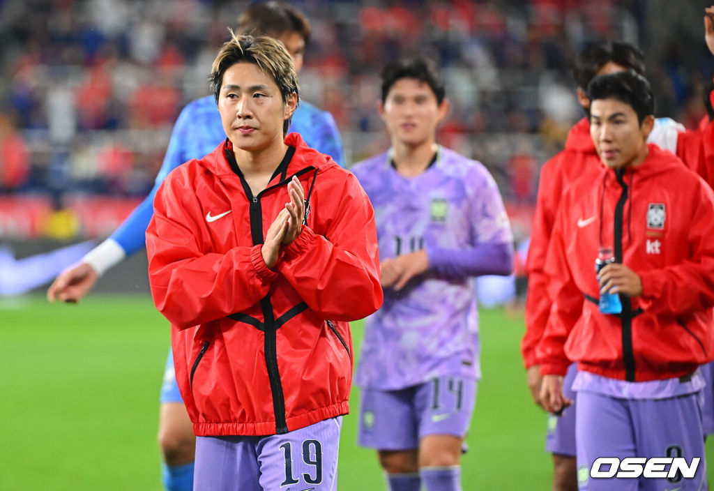 2일 울산문수축구경기장에서 대한민국과 베네수엘라의 친선경기가 열렸다.에콰도르전 3-0 완승과 우루과이전 1-4 대패로 극명한 경기력을 보인 ‘모레노호’가 베네수엘라전에서 전술적 유연성을 앞세워 빠르게 문제점을 보완했는지 시험대에 올랐다.대한민국 축구 이강인이 베네수엘라와 0-0 무승부를 기록하고 아쉬운 표정으로 팬들에게 인사를 하고 있다. 2026.10.02 / foto0307@osen.co.kr
