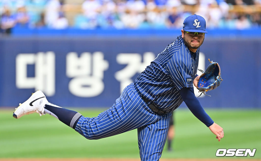 11일 대구삼성라이온즈파크에서 2026 신한 SOL KBO 리그 삼성 라이온즈와 KT 위즈의 경기가 열렸다. 홈팀 삼성은 후라도가, 방문팀 KT는 고영표가 선발 출전했다. 삼성 라이온즈 선발 투수 후라도가 역투하고 있다. 2026.10.11 / foto0307@osen.co.kr