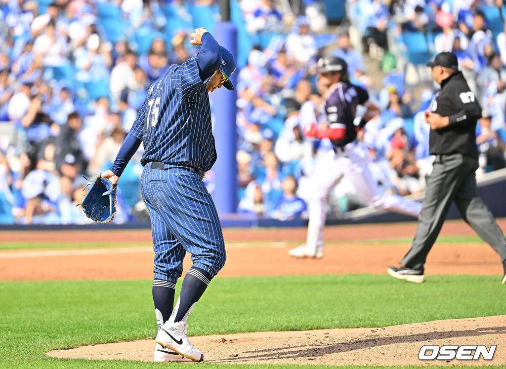11일 대구삼성라이온즈파크에서 2026 신한 SOL KBO 리그 삼성 라이온즈와 KT 위즈의 경기가 열렸다. 홈팀 삼성은 후라도가, 방문팀 KT는 고영표가 선발 출전했다. 삼성 라이온즈 후라도가 2회초 KT 위즈 힐리어드에게 좌중월 동점 솔로 홈런을 맞고 아쉬워하고 있다. 2026.10.11 / foto0307@osen.co.kr
