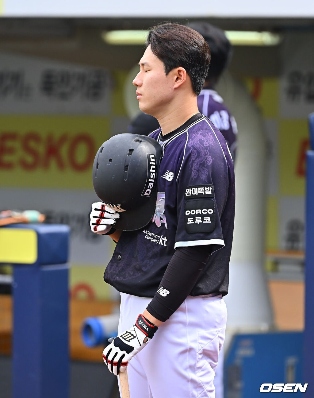 11일 대구삼성라이온즈파크에서 2026 신한 SOL KBO 리그 삼성 라이온즈와 KT 위즈의 경기가 열렸다. 홈팀 삼성은 후라도가, 방문팀 KT는 고영표가 선발 출전했다. KT 위즈 최원준이 경기에 나서기 전 기도하고 있다. 2026.10.11 / foto0307@osen.co.kr