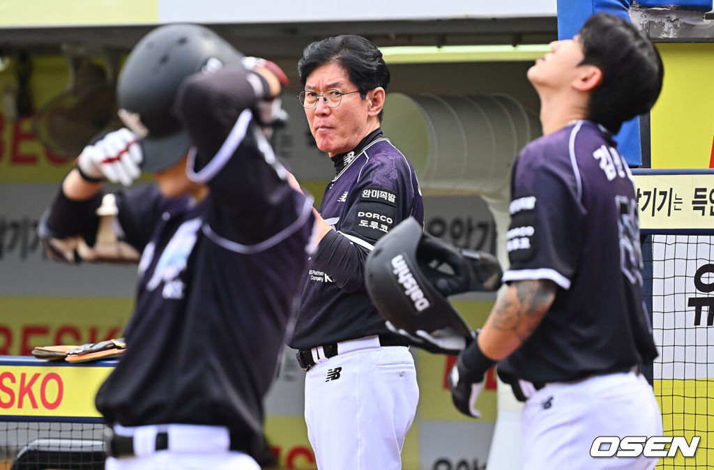 11일 대구삼성라이온즈파크에서 2026 신한 SOL KBO 리그 삼성 라이온즈와 KT 위즈의 경기가 열렸다. 홈팀 삼성은 후라도가, 방문팀 KT는 고영표가 선발 출전했다. KT 위즈 이강철 감독이 경기에 나서는 최원준을 바라보고 있다. 2026.10.11 / foto0307@osen.co.kr