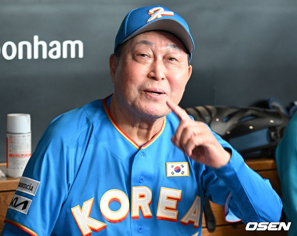 30일 일본 에스콘필드 홋카이도에서 ‘한일 드림 플레이어즈 게임’이 열렸다. 이 게임은 한국과 일본 프로야구를 대표했던 스타들이 총  출동해 양국의 우정을 이어간다.경기 전 김인식 감독이 밝게 웃고 있다./spjj@osen.co.kr