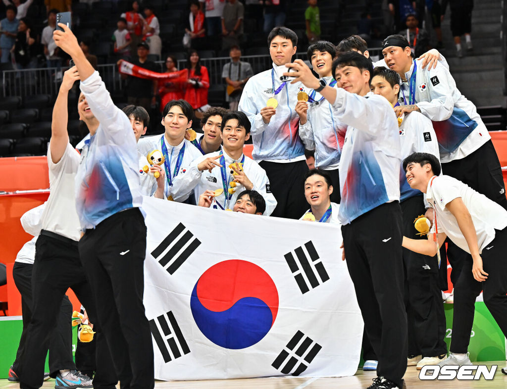 대한민국 남자농구대표팀이 개최국 일본을 꺾고 12년 만에 아시아 정상으로 돌아왔다. 아시안게임 남자농구 역사상 처음 열린 결승 한일전의 승자는 한국이었다.니콜라스 마줄스 감독이 이끄는 한국은 20일 일본 나고야 IG 아레나에서 열린 2026 아이치·나고야 아시안게임 남자농구 결승에서 일본을 65-57로 제압했다.대표팀 선수들이 셀카를 남기고 있다     2026.09.20 / soul1014@osen.co.kr