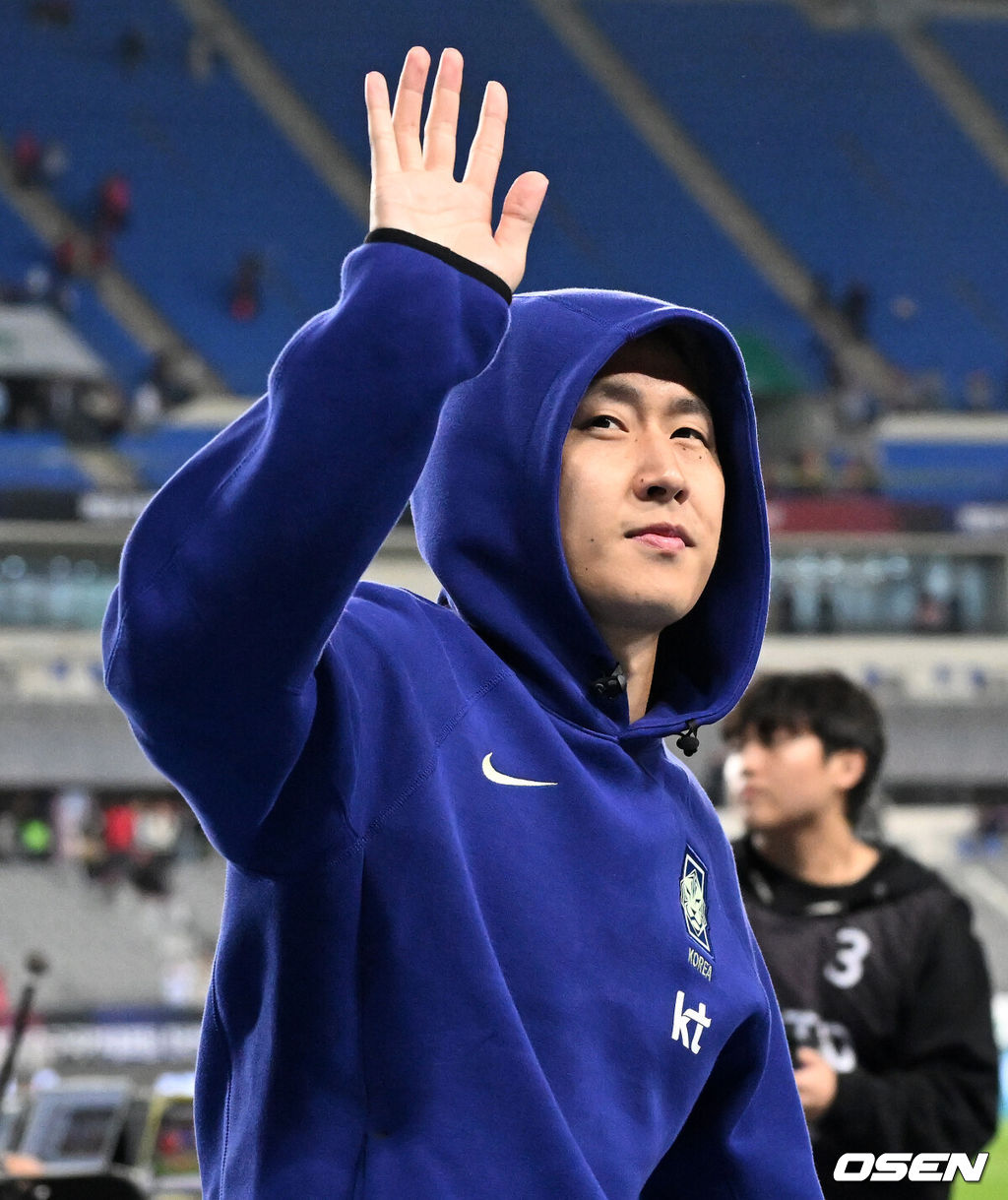 한국축구에 역사적인 날이다. 손흥민(34, LAFC)이 전설 차범근의 A매치 최다골 기록을 넘었다. 로베르트 모레노 감독이 이끄는 대한민국 축구대표팀은 6일 오후 8시 용인미르스타디움에서 개최되는 친선전에서 우즈베키스탄을 상대로 손흥민의 선제골과 오세훈의 추가골이 터져 2-0 완승을 거뒀다. 경기 종료 후 대한민국 이강인이 관중석을 향해 인사를 하고 있다. 2026.10.06 /sunday@osen.co.kr