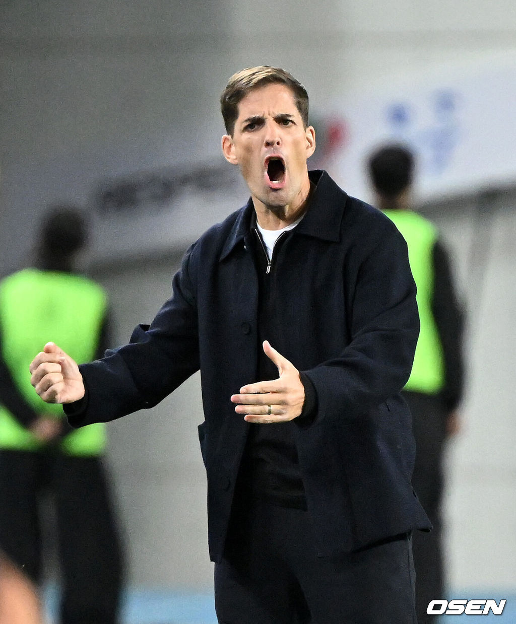 한국축구에 역사적인 날이다. 손흥민(34, LAFC)이 전설 차범근의 A매치 최다골 기록을 넘었다. 로베르트 모레노 감독이 이끄는 대한민국 축구대표팀은 6일 오후 8시 용인미르스타디움에서 개최되는 친선전에서 우즈베키스탄을 상대로 손흥민의 선제골과 오세훈의 추가골이 터져 2-0 완승을 거뒀다. 전반 대한민국 모레노 감독이 작전을 지시하고 있다. 2026.10.06 /sunday@osen.co.kr