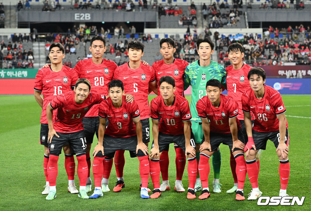 로베르트 모레노 감독이 이끄는 대한민국 축구 대표팀과 우즈베키스탄의 경기가 6일 용인미르스타디움에서 열렸다.이번 우즈베키스탄전은 로베르트 모레노 임시 감독 체제에서 치르는 9~10월 A매치 4연전의 마지막 경기다.앞선 3경기 성적은 1승 1무 1패. 우즈베키스탄을 상대로 수비 안정감을 이어가는 동시에 공격에서 얼마나 달라진 모습을 보여줄지가 관건이다.경기에 앞서 대한민국 베스트 일레븐이 기념촬영을 하고 있다. 2026.10.06 /sunday@osen.co.kr